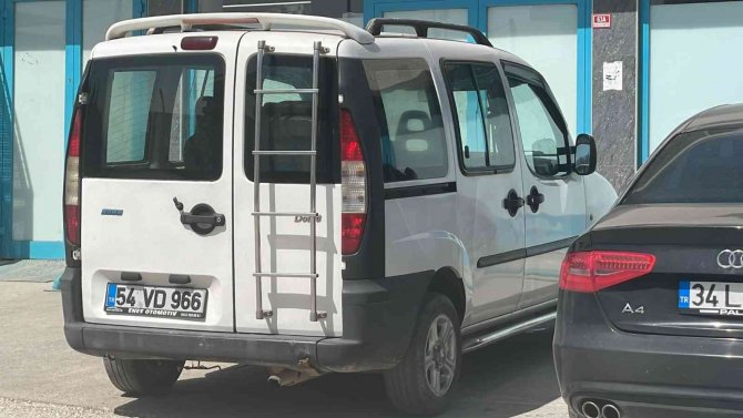 Çaldıkları Araba İle Gezerken Polisin Dikkati İle Yakalandılar