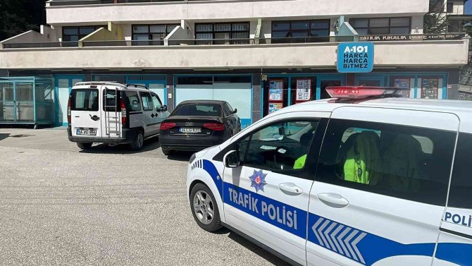 Çaldıkları Araba İle Gezerken Polisin Dikkati İle Yakalandılar