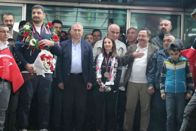 Macaristan’dan Madalyayla Dönen Milli Güreşçiler Coşkuyla Karşılandı