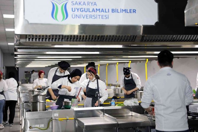 Subü’lü Öğrenciler Akdeniz Lezzetleriyle Hünerlerini Sergiledi