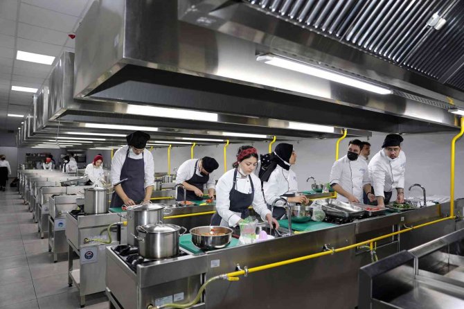 Subü’lü Öğrenciler Akdeniz Lezzetleriyle Hünerlerini Sergiledi