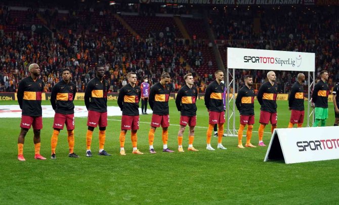 Galatasaray - Karagümrük Maçı Öncesinde Saygı Duruşu