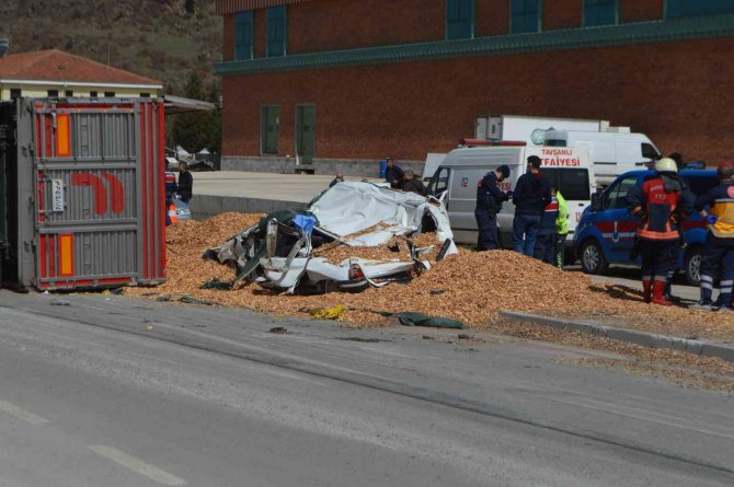 Kütahya’da Talaş Yüklü Kamyon Otomobilin Üzerine Devrildi: 1 Ölü, 1 Yaralı