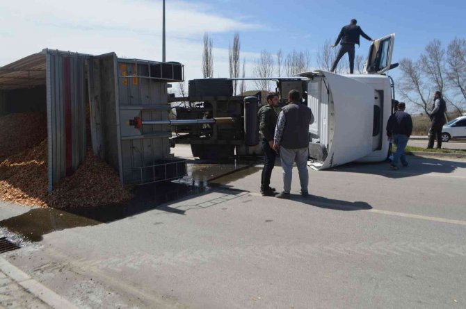 Kütahya’da Talaş Yüklü Kamyon Otomobilin Üzerine Devrildi: 1 Ölü, 1 Yaralı