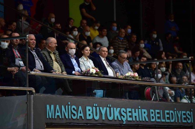 Manisa’nın Dev Adamları Derbiyi Farklı Kazandı