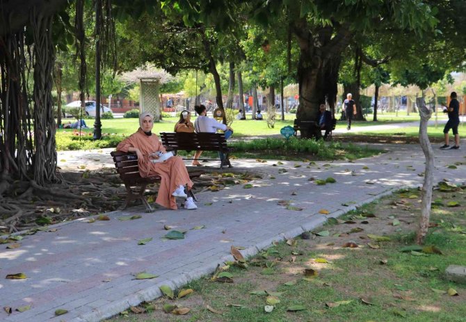 Adana’da Sıcaklık 33 Dereceye Ulaştı, Parklar Doldu