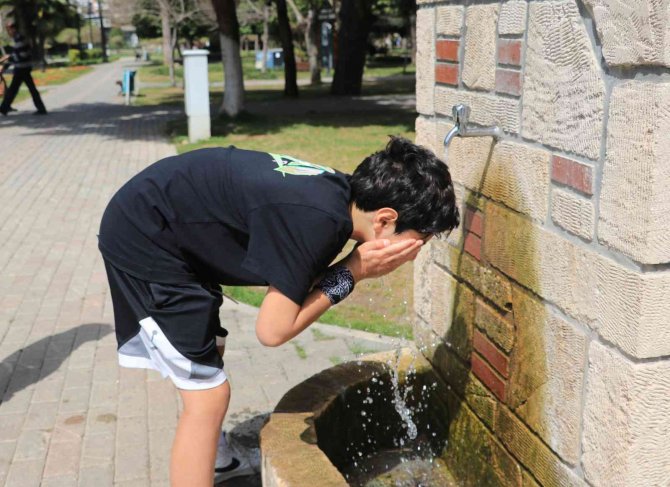 Adana’da Sıcaklık 33 Dereceye Ulaştı, Parklar Doldu