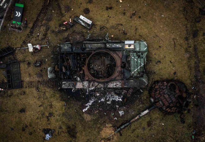 Kiev Yakınlarında İmha Edilen Rus Tankı Görüntülendi