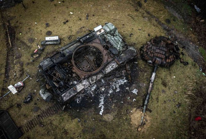 Kiev Yakınlarında İmha Edilen Rus Tankı Görüntülendi