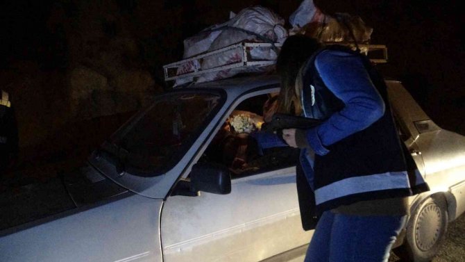 Polis Uygulamasını Ellerindeki Çekirdeklerle Takip Ettiler