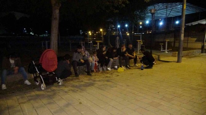 Polis Uygulamasını Ellerindeki Çekirdeklerle Takip Ettiler