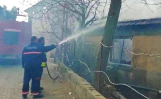 Alev Alev Yanan Ev Kullanılamaz Hale Geldi