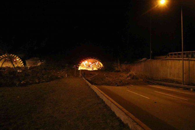 Bolu Dağı Tüneli Heyelan Sebebiyle Çift Yönlü Trafiğe Kapatıldı