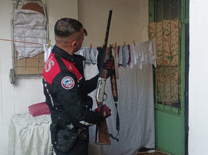Ağabey Annesine Zarar Vermek İsteyen Kardeşini Silahla Kovaladı