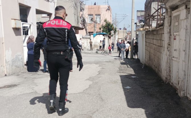 Ağabey Annesine Zarar Vermek İsteyen Kardeşini Silahla Kovaladı