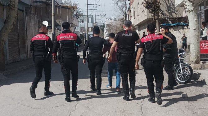 Ağabey Annesine Zarar Vermek İsteyen Kardeşini Silahla Kovaladı