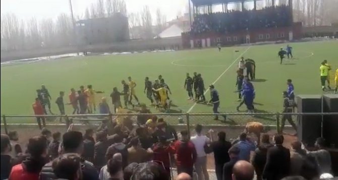 Taraftar Sahaya Girdi, Ortalık Karıştı