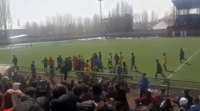 Taraftar Sahaya Girdi, Ortalık Karıştı