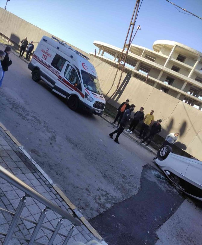 Sancaktepe’de Elektrik Direğine Çarpan Araç Takla Attı