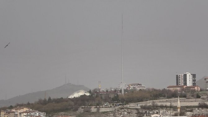 Başkent’te Fırtınadan Zarar Gören Türk Bayrağı Yenisiyle Değiştirilmek İçin Gönderden İndirildi