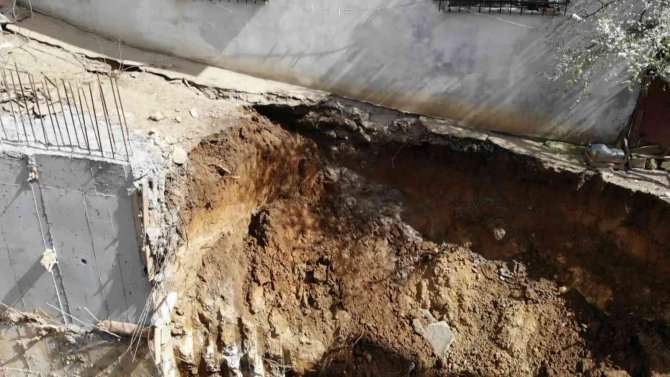 İ̇nşaat Yapımı Esnasında Toprak Kaydı, Tedbir Amaçlı Bir Bina Boşaltıldı