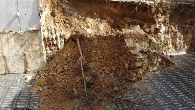 İ̇nşaat Yapımı Esnasında Toprak Kaydı, Tedbir Amaçlı Bir Bina Boşaltıldı