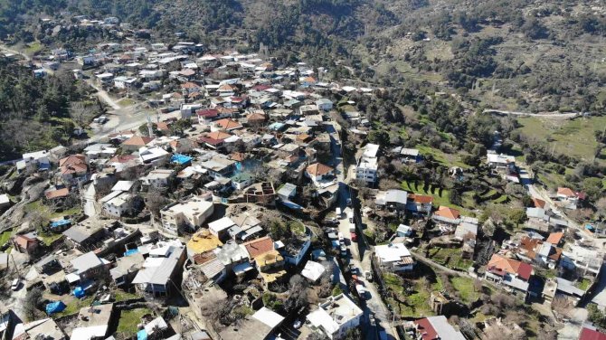 Bağlı Bulunduğu İlçeden Büyük Olan Tekeler Mahallesi Dikkatleri Üzerine Çekiyor