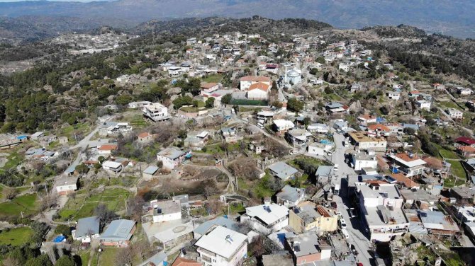 Bağlı Bulunduğu İlçeden Büyük Olan Tekeler Mahallesi Dikkatleri Üzerine Çekiyor