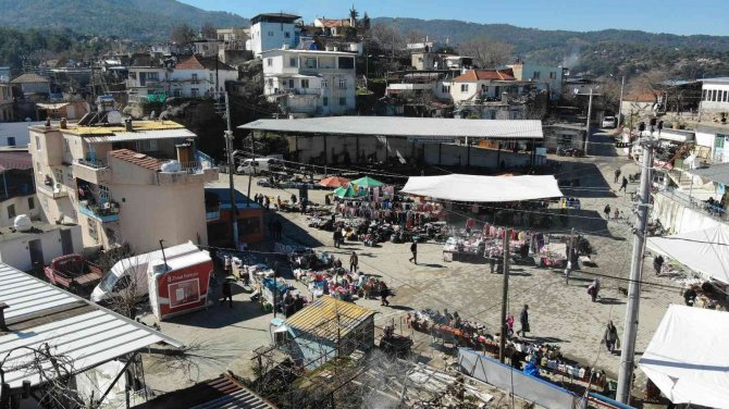 Bağlı Bulunduğu İlçeden Büyük Olan Tekeler Mahallesi Dikkatleri Üzerine Çekiyor