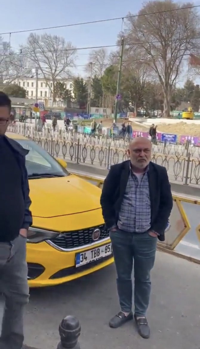 İ̇stanbul’da Vatandaş “Sadece Turist” Alan Boş Taksileri Görüntüledi: Güpegündüz Taksicilerin Saldırısına Uğradı