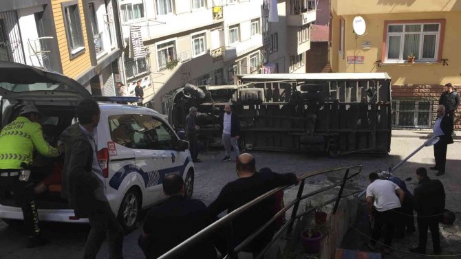 Nakliyat Kamyonu Sokak Ortasına Devrildi