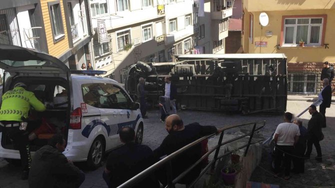 Nakliyat Kamyonu Sokak Ortasına Devrildi