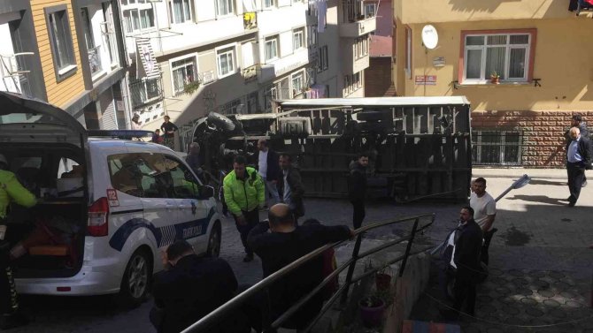 Nakliyat Kamyonu Sokak Ortasına Devrildi