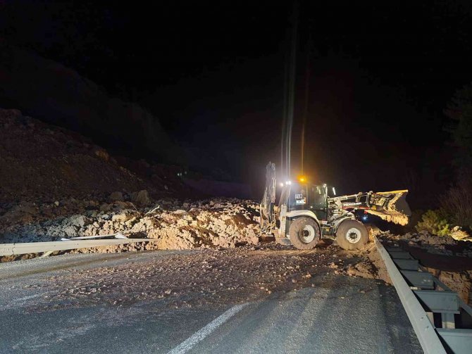 Bolu-mengen Yolu Heyelan Sebebiyle Kapandı