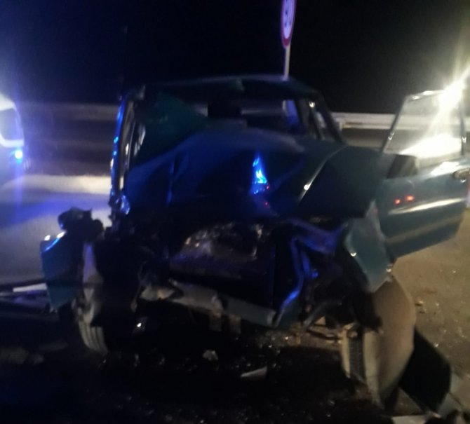 Otomobil Kamyona Arkadan Çarptı : 1’i Ağır, 2 Yaralı