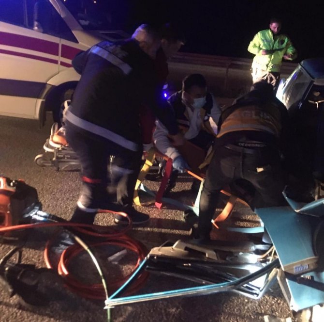 Otomobil Kamyona Arkadan Çarptı : 1’i Ağır, 2 Yaralı