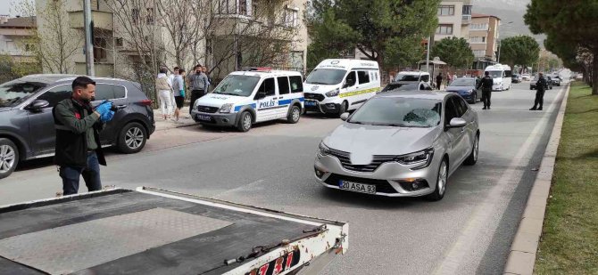 Yola İlk Adımını Attığı Esnada Otomobilin Çarptığı Eczaneci Ağır Yaralandı