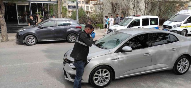 Yola İlk Adımını Attığı Esnada Otomobilin Çarptığı Eczaneci Ağır Yaralandı