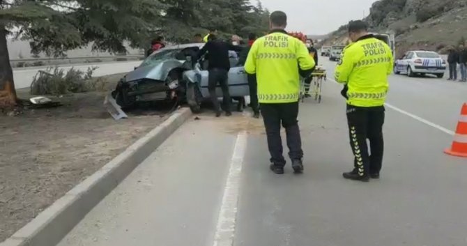 Direksiyon Hakimiyetini Kaybedip Refüje Çıktı: 3 Yaralı