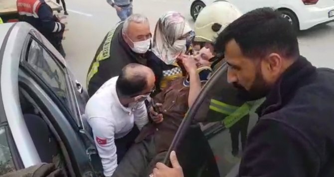 Direksiyon Hakimiyetini Kaybedip Refüje Çıktı: 3 Yaralı