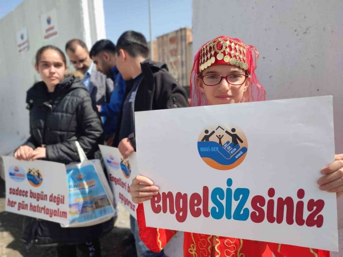 Elazığ’da ’Otizme Mavi Işık Yak’ Etkinliği