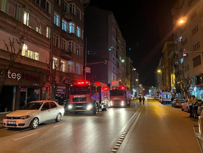 Evde Çıkan Yangın Paniğe Neden Oldu