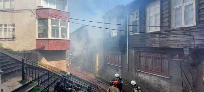 Fatih’te Metruk Binadaki Yangın Ahşap Binaya Sıçradı