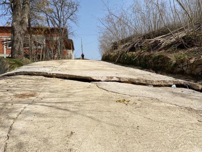 Ordu’da Heyelan Nedeniyle 3 Ev, Bir Cami Lojmanı Hasar Gördü
