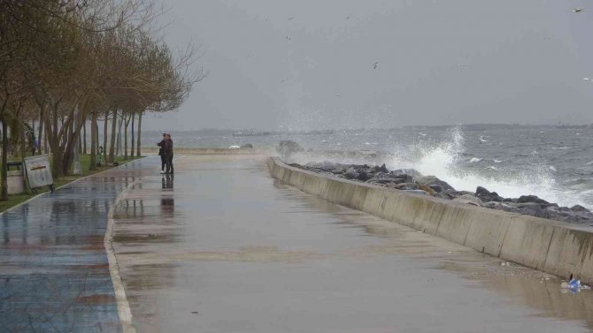 Pendik’te Vatandaşlar Şiddetli Dalgalarla Fotoğraf Çekindi