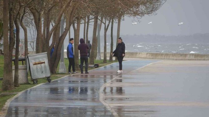 Pendik’te Vatandaşlar Şiddetli Dalgalarla Fotoğraf Çekindi