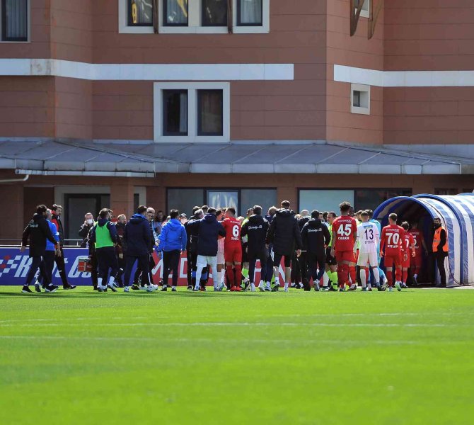 Kasımpaşa-gaziantep Fk Maçının Devre Arasında Tartışma Çıktı