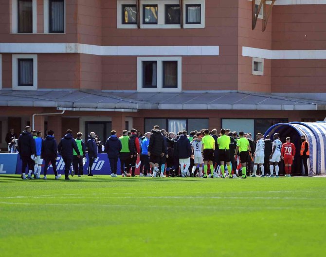 Kasımpaşa-gaziantep Fk Maçının Devre Arasında Tartışma Çıktı
