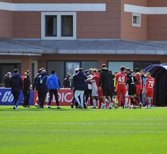 Kasımpaşa-gaziantep Fk Maçının Devre Arasında Tartışma Çıktı