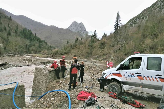 Selde Köprüsü Yıkılan Köydeki Hasta İçin Seferber Oldular